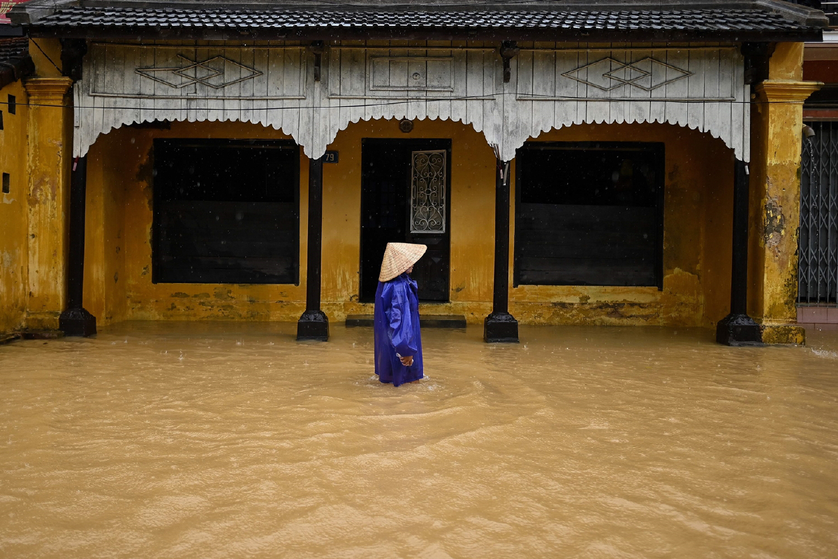 เวียดนามอ่วม! น้ำท่วมหนักสุดรอบทศวรรษ พายุจ่อถล่มซ้ำ