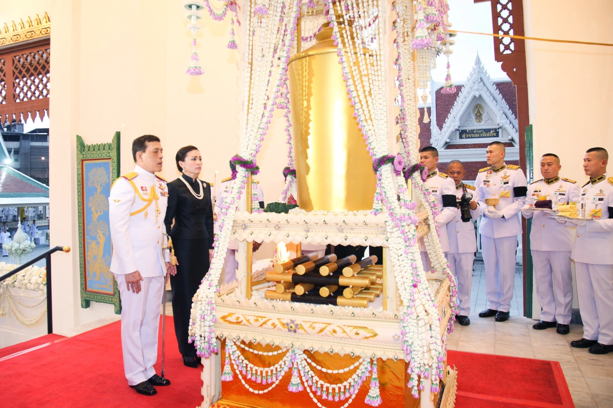 ในหลวง-พระราชินี เสด็จพระราชทานเพลิงศพ "พ.อ.ประพัฒน์ จันทร์โอชา"