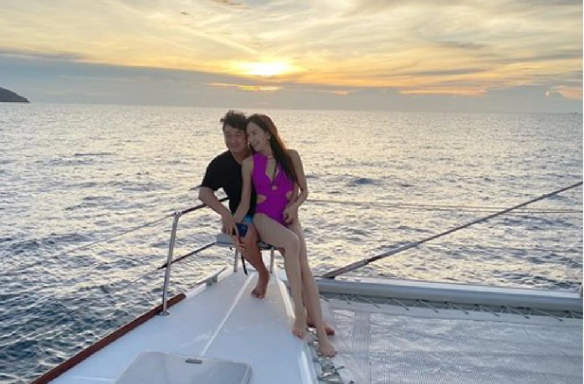 พลอย ชิดจันทร์ พาครอบครัวล่องเรือยอร์ช อวดหุ่นเป๊ะกลางทะเล