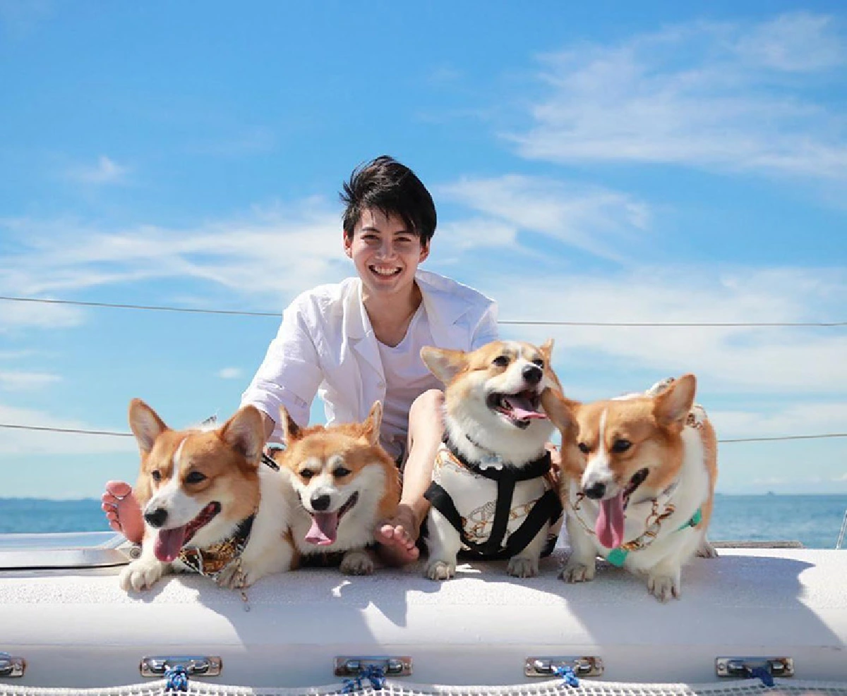 กอล์ฟ พิชญะ สวีทกลางทะเลกับแฟนสาว โดยมีแก๊งน้องหมาเป็นพยานรัก