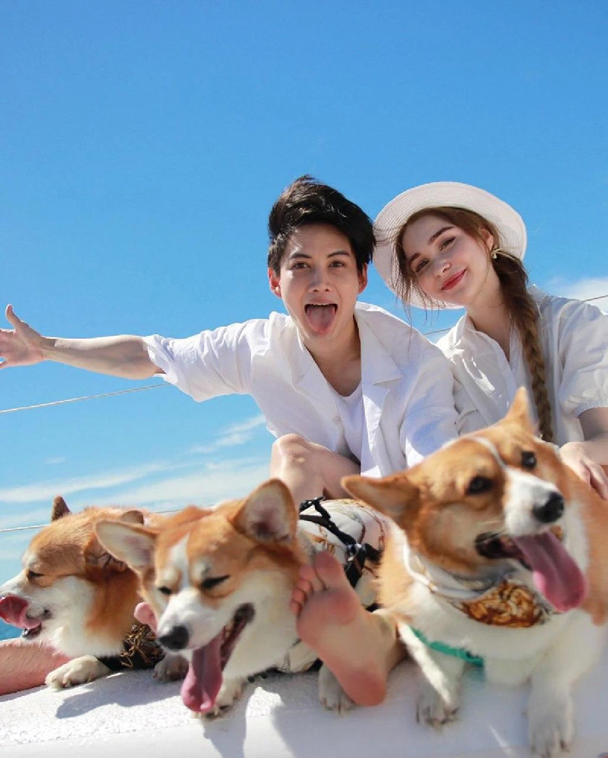 กอล์ฟ พิชญะ สวีทกลางทะเลกับแฟนสาว โดยมีแก๊งน้องหมาเป็นพยานรัก