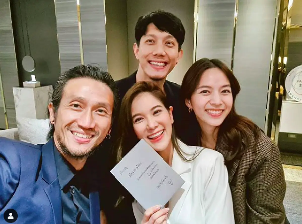 “ก้อย-ตูน” ถึงกับอึ้ง! กับการ์ดแต่งงานของ “ปั๊บ-ใบเตย” กับลูกเล่นสุดล้ำ สแกน AR แล้วคลิปมาทันที