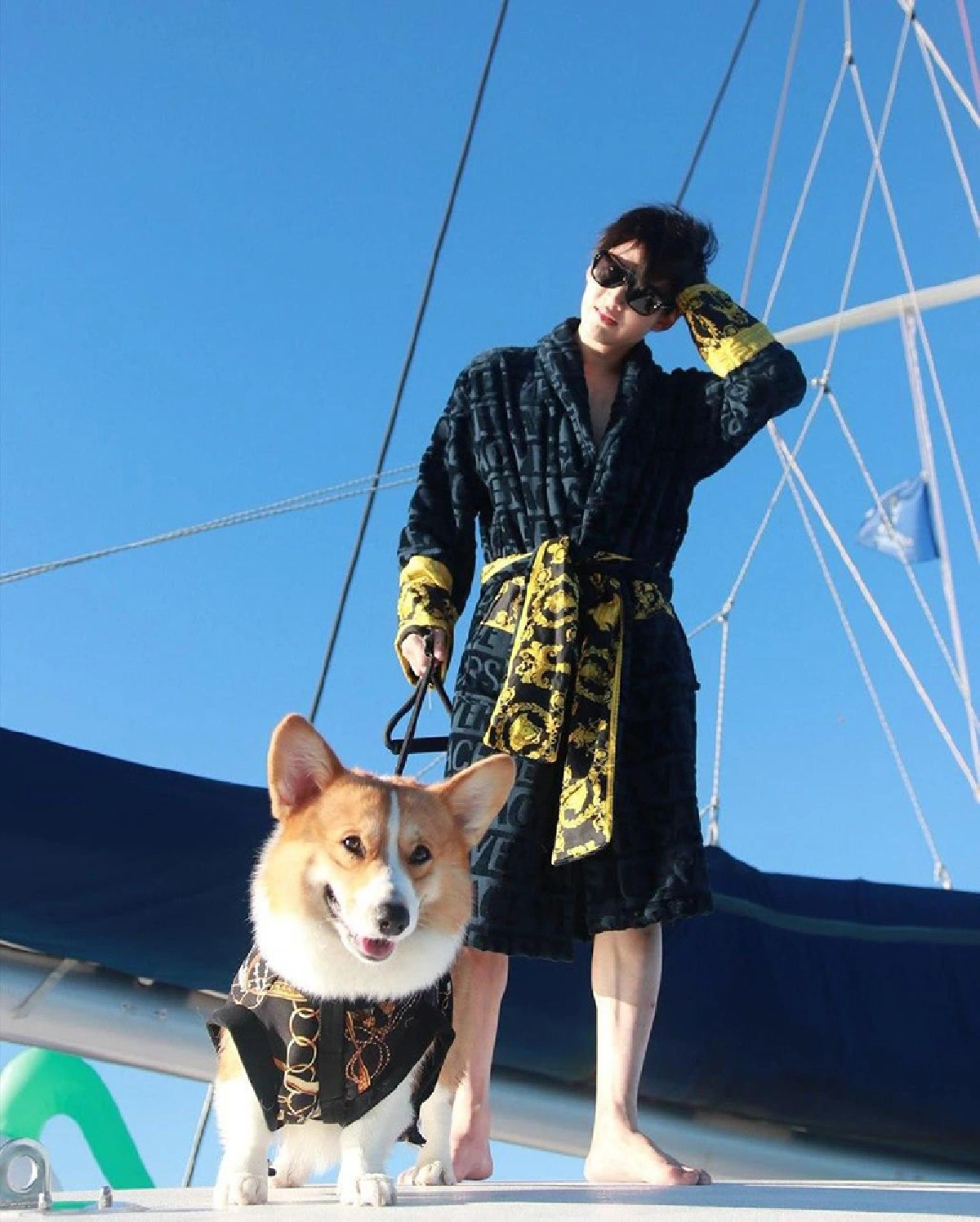 กอล์ฟ พิชญะ สวีทกลางทะเลกับแฟนสาว โดยมีแก๊งน้องหมาเป็นพยานรัก