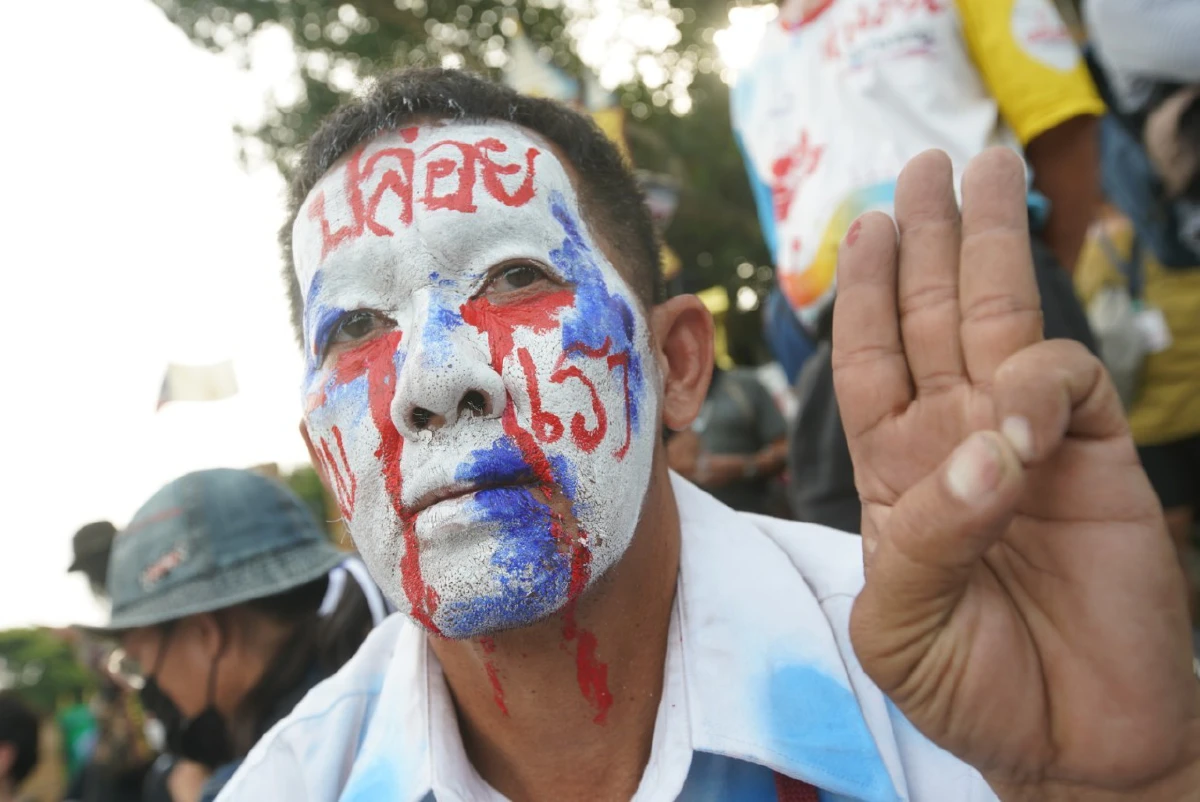 ม็อบมาแล้วปักหลักค้างคืนจนกว่าแกนนำได้รับการปล่อยตัว 