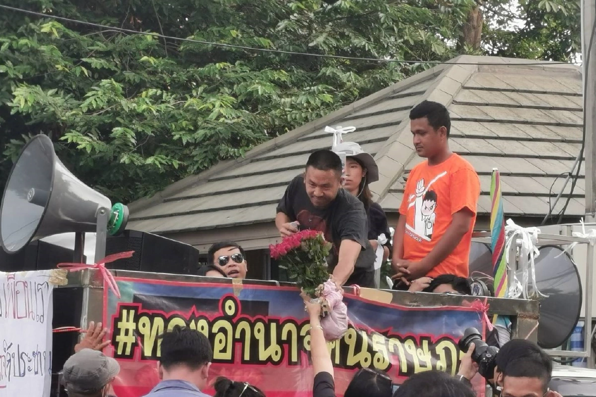 ไผ่ ดาวดิน พ้นคุกยิ้มร่า ชูสามนิ้วขึ้นรถปราศรัย 