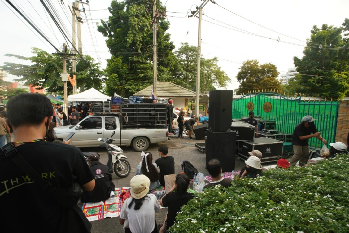 ม็อบมาแล้วปักหลักค้างคืนจนกว่าแกนนำได้รับการปล่อยตัว 