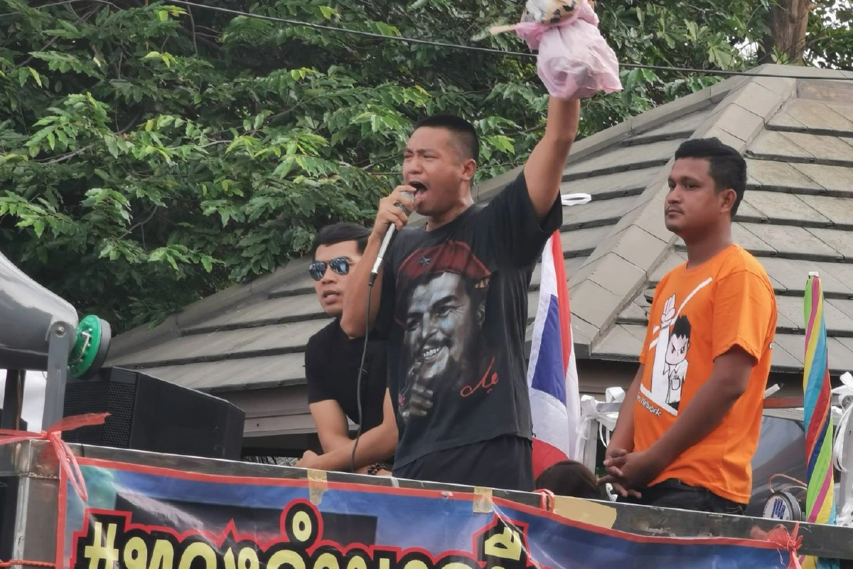 ไผ่ ดาวดิน พ้นคุกยิ้มร่า ชูสามนิ้วขึ้นรถปราศรัย 