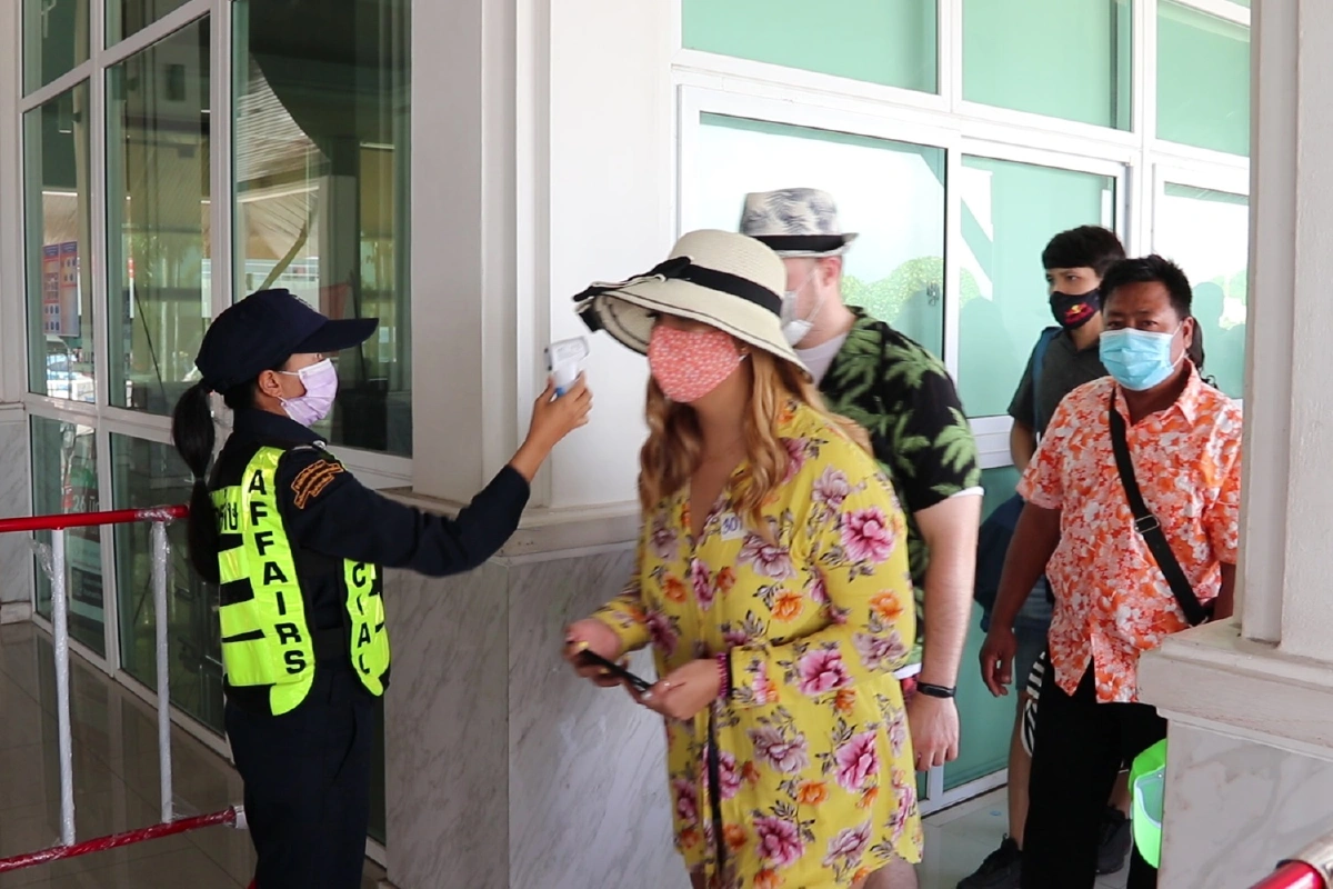 หยุดยาวพัทยาคึก นักท่องเที่ยวทะลัก แห่พักผ่อนเกาะล้าน