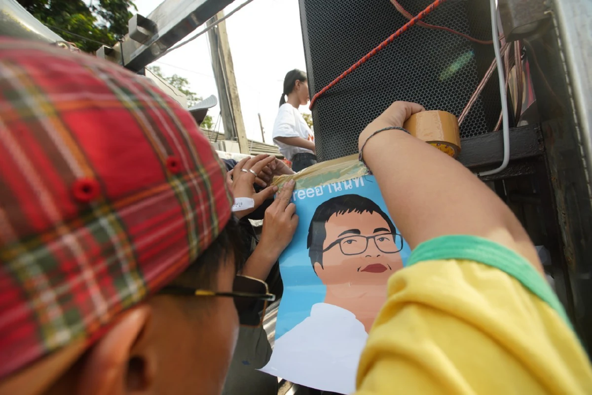 ม็อบมาแล้วปักหลักค้างคืนจนกว่าแกนนำได้รับการปล่อยตัว 