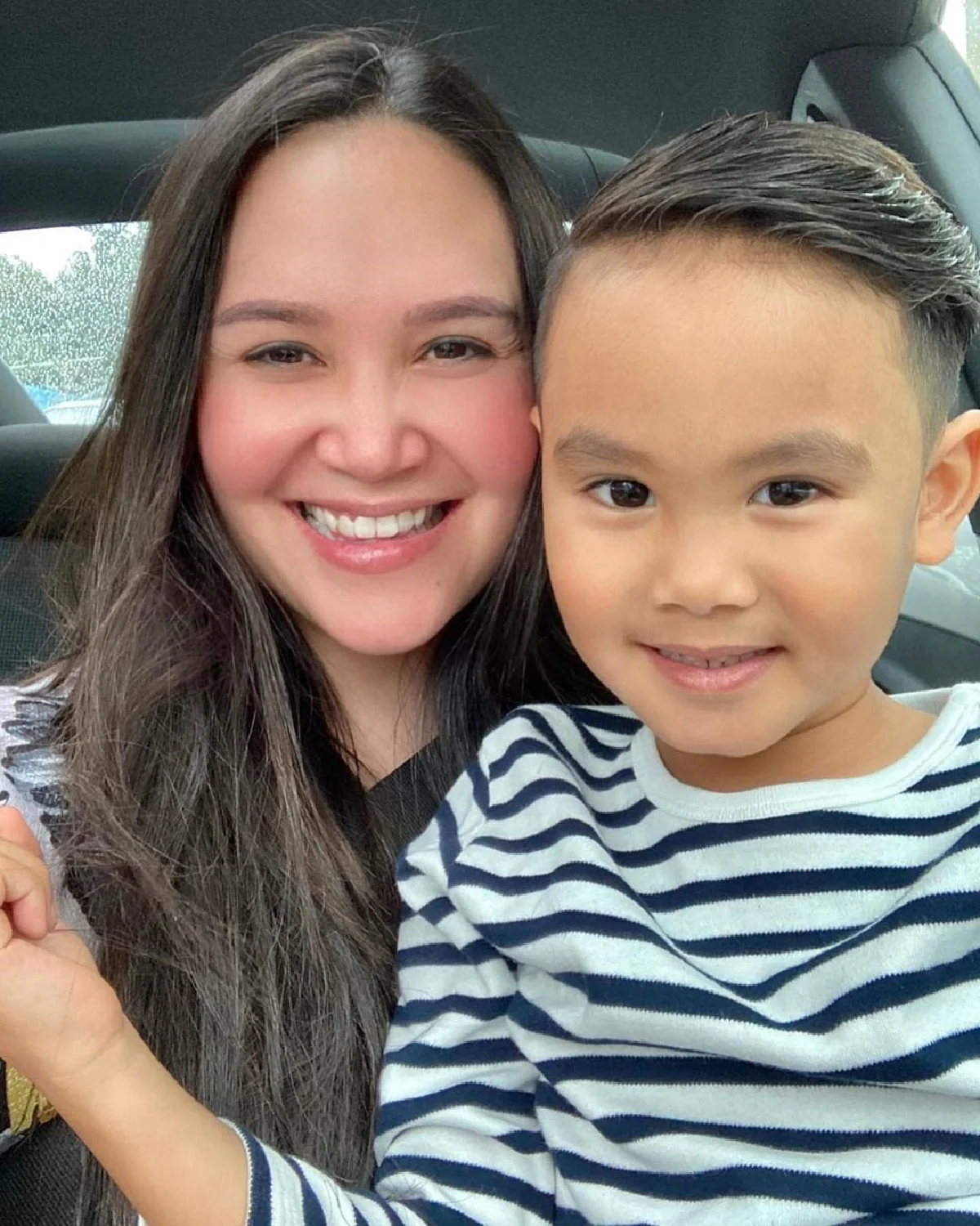 ทาทา ยัง สวมชุดว่ายน้ำลายเสือ อวดหุ่นเป๊ะเล่นน้ำกับลูกชายสุดที่รัก