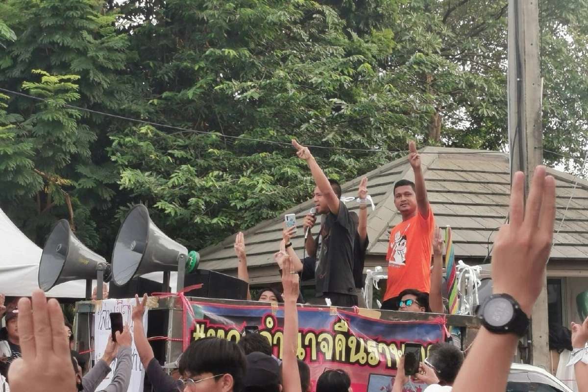 ไผ่ ดาวดิน พ้นคุกยิ้มร่า ชูสามนิ้วขึ้นรถปราศรัย 