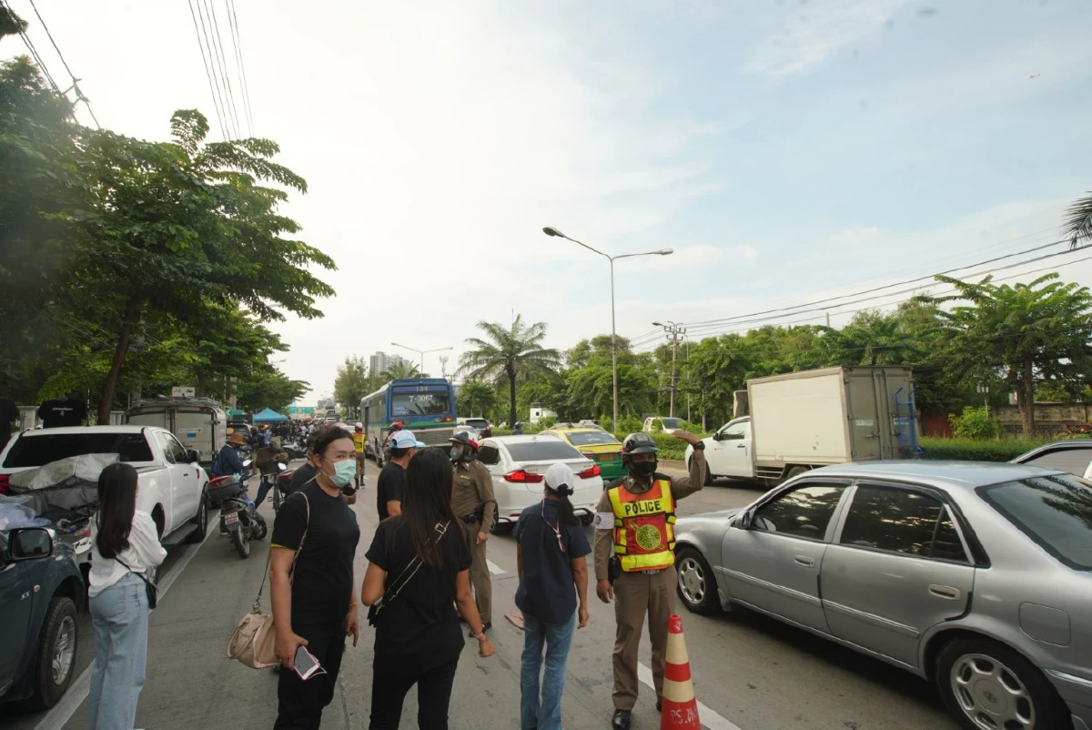 ม็อบมาแล้วปักหลักค้างคืนจนกว่าแกนนำได้รับการปล่อยตัว 