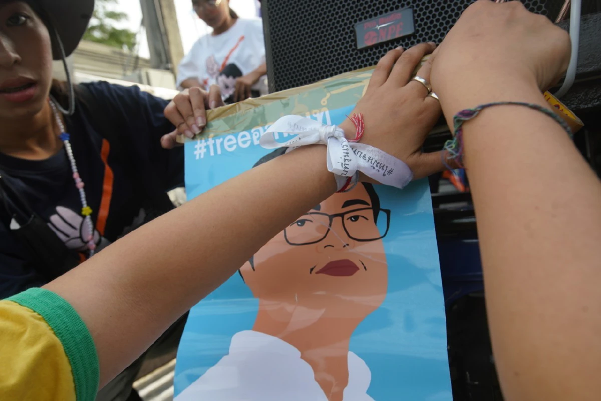 ม็อบมาแล้วปักหลักค้างคืนจนกว่าแกนนำได้รับการปล่อยตัว 