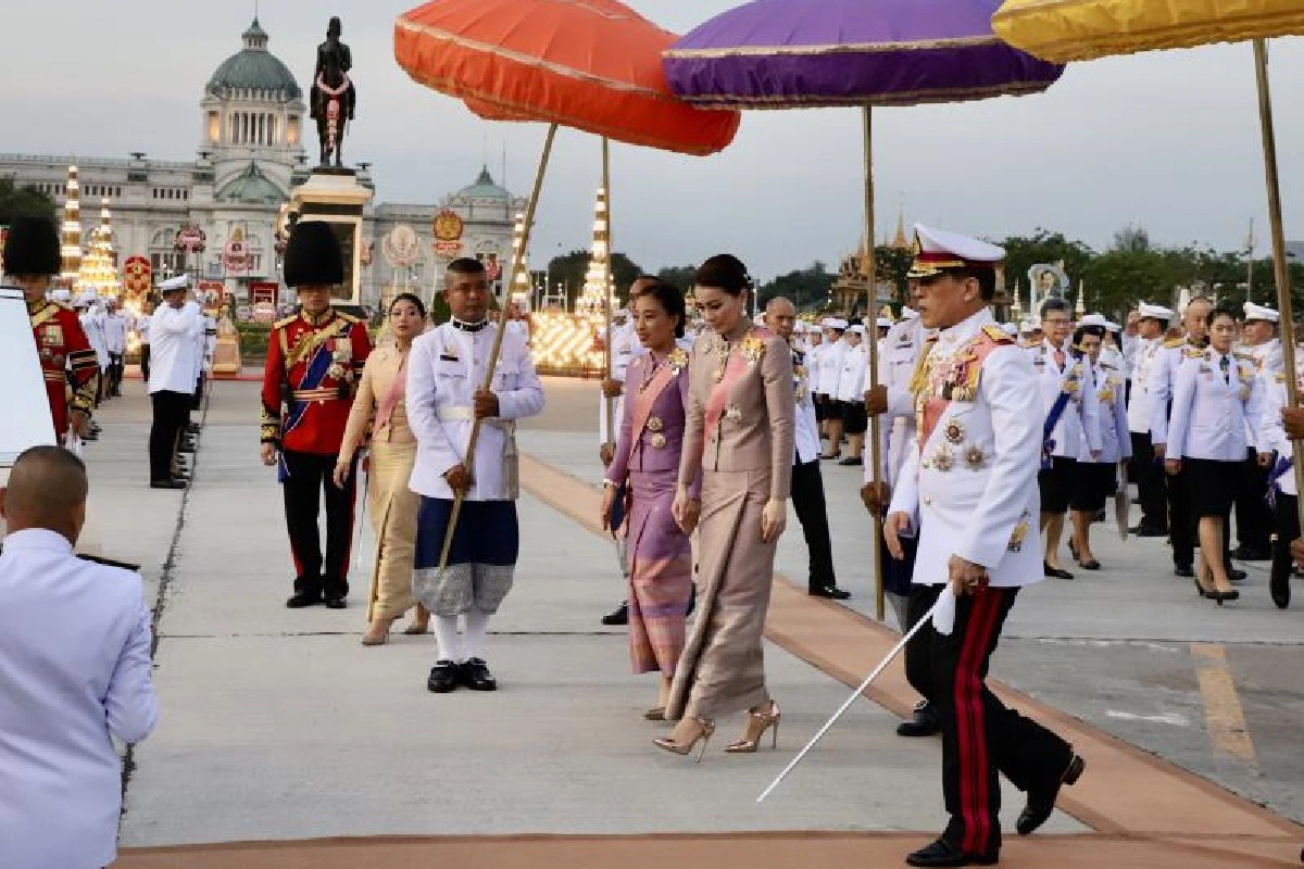 ในหลวง-พระราชินี ทรงวางพวงมาลา วันปิยมหาราช 2563