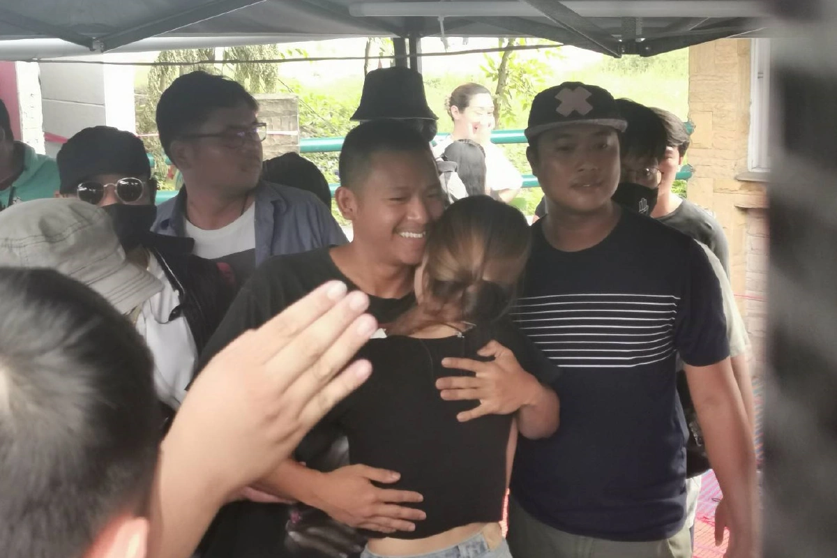 ไผ่ ดาวดิน พ้นคุกยิ้มร่า ชูสามนิ้วขึ้นรถปราศรัย 