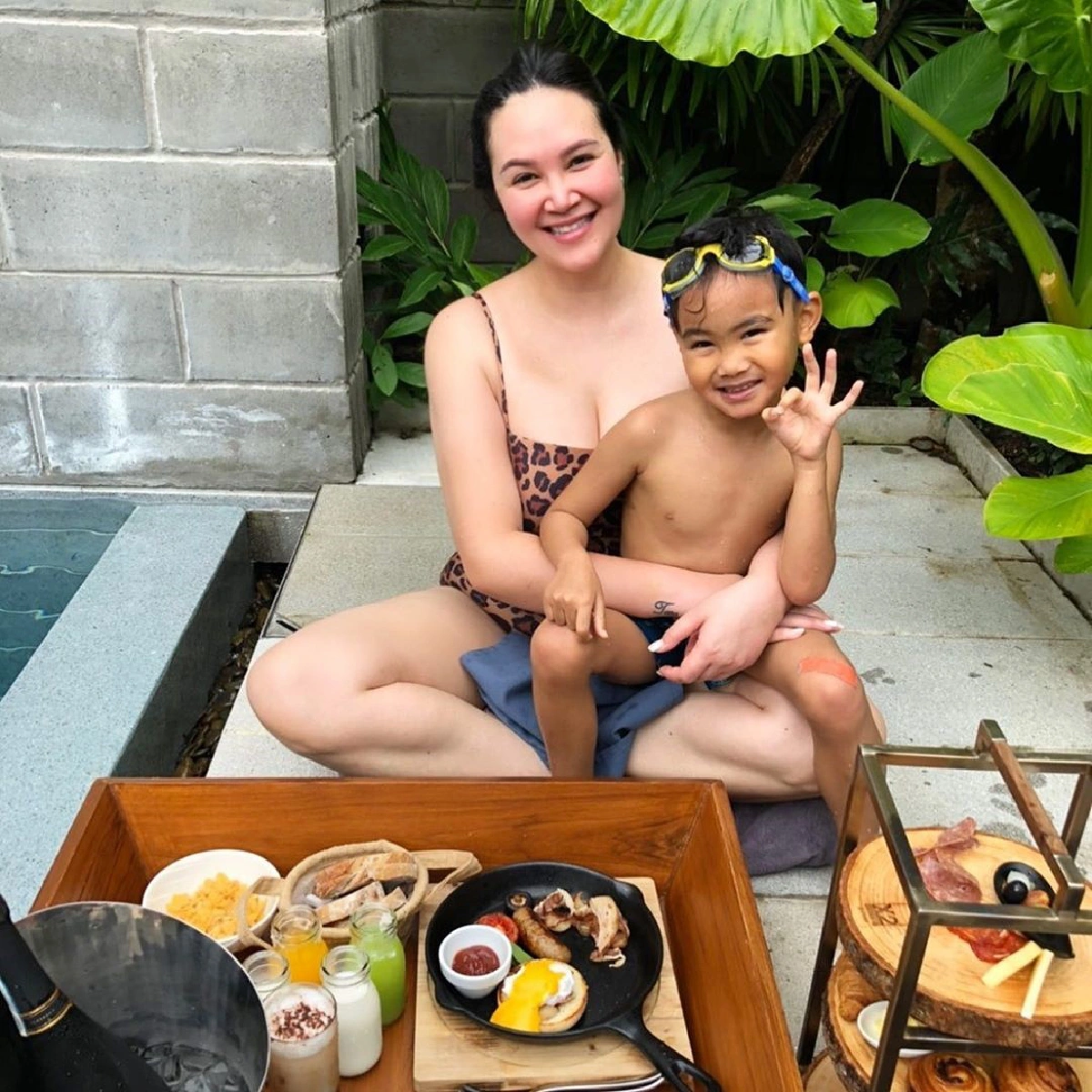 ทาทา ยัง สวมชุดว่ายน้ำลายเสือ อวดหุ่นเป๊ะเล่นน้ำกับลูกชายสุดที่รัก