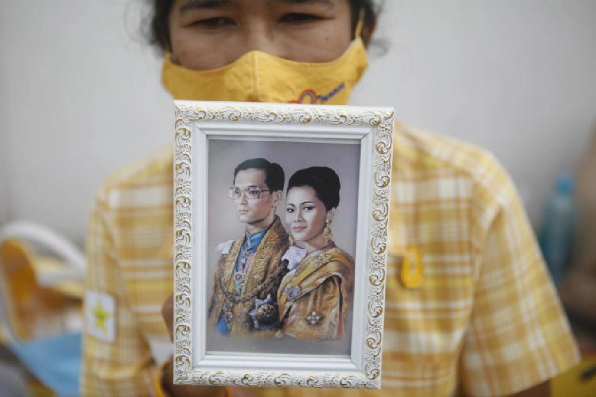 ในหลวง-พระราชินี ทรงวางพวงมาลา วันปิยมหาราช 2563