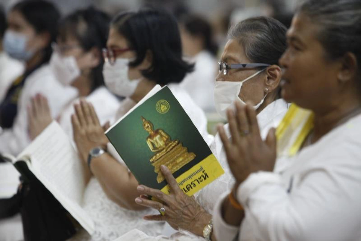 นายกฯนำสวดพระพุทธมนต์เป็นสิริมงคลประเทศลั่น"ไม่ออก"