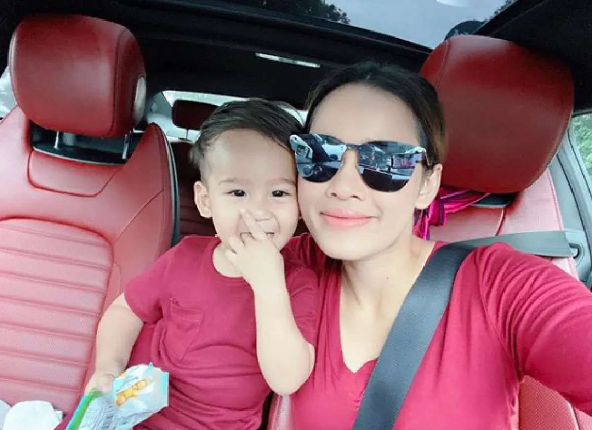 “หนูเล็ก ก่อนบ่าย” ใจจะขาด! เกาะรั้วร้องไห้ส่ง “น้องวิน” เข้าโรงเรียนวันแรก พร้อมอัปเดตอาการแพ้ของลูก 