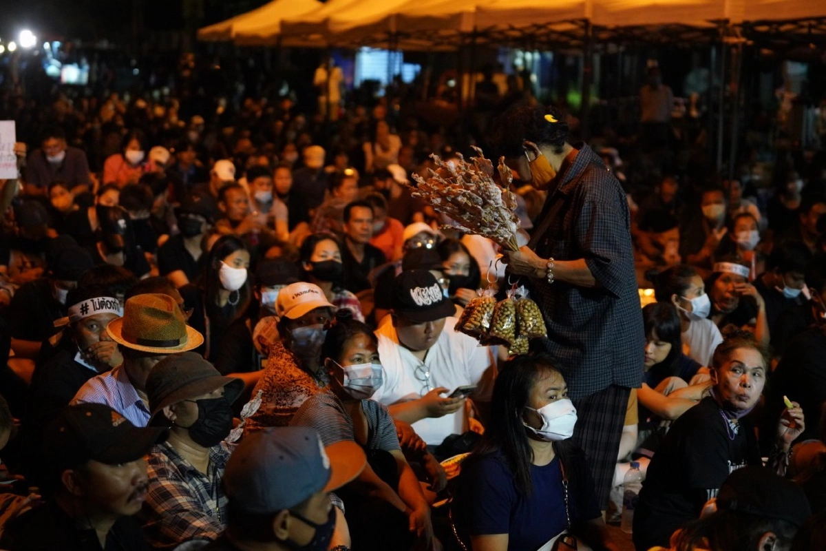 ก่อนถึงกำหนดขีดเส้น ม็อบพรึ่บ!เต็มถนนหน้าเรือนจำ