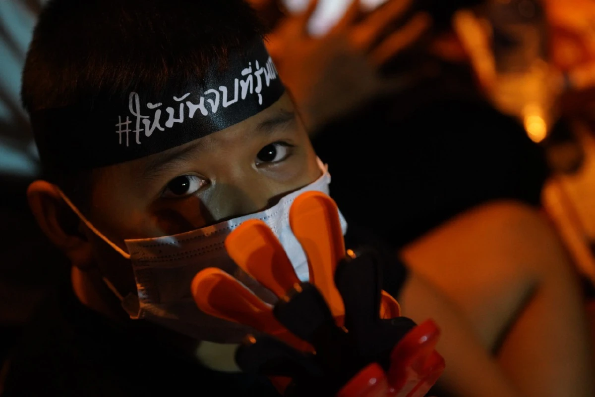 ก่อนถึงกำหนดขีดเส้น ม็อบพรึ่บ!เต็มถนนหน้าเรือนจำ