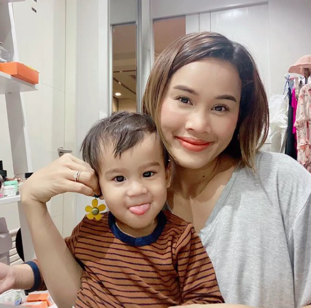 “หนูเล็ก ก่อนบ่าย” ใจจะขาด! เกาะรั้วร้องไห้ส่ง “น้องวิน” เข้าโรงเรียนวันแรก พร้อมอัปเดตอาการแพ้ของลูก 