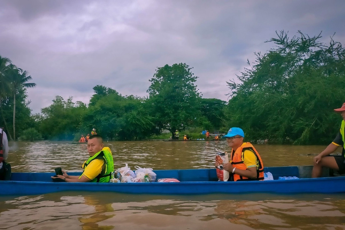 ระทึก!เรือตำรวจทางหลวงช่วยชาวบ้านน้ำท่วมพลิกคว่ำโชคดีปลอดภัย