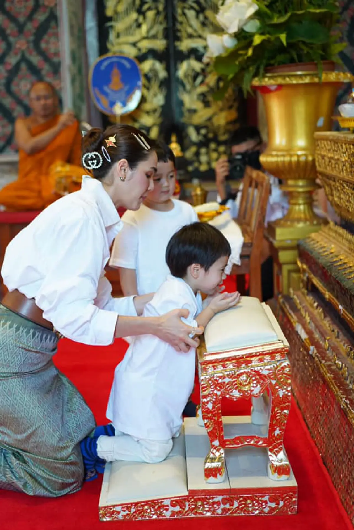 "ชมพู่ อารยา" พาลูกแฝดทำบุญอุทิศส่วนกุศลให้แก่ “คุณพ่อเจมส์” พร้อมเป็นเจ้าภาพถวายภัตตาหารเพล