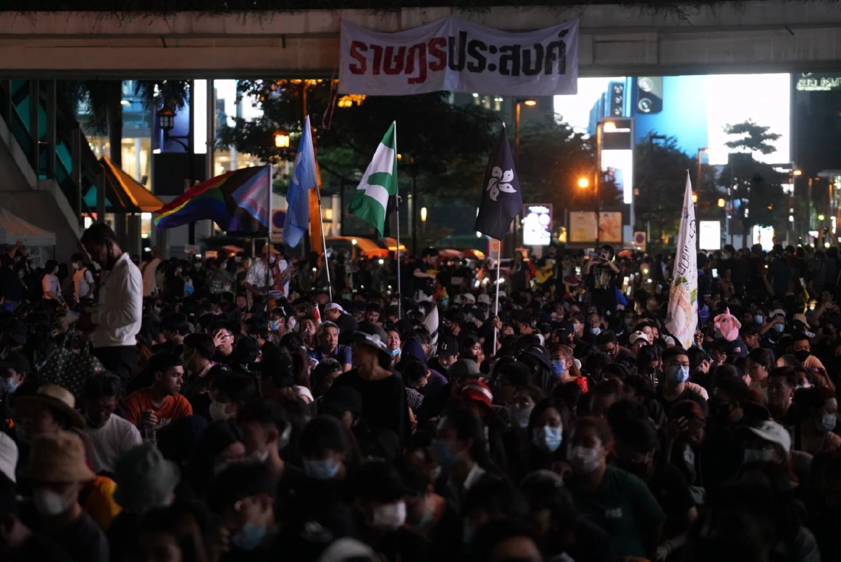 บรรยากาศม็อบชุมนุมขับไล่"บิ๊กตู่"กระหึ่มราชประสงค์ 