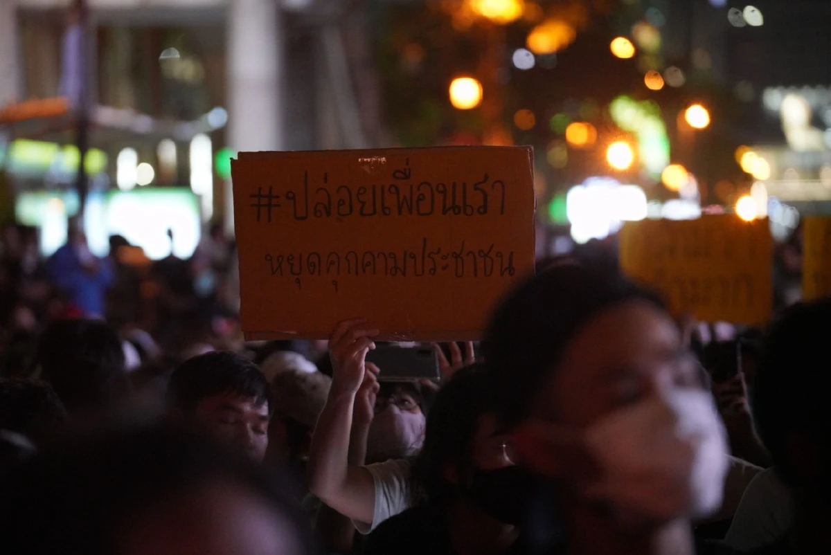 บรรยากาศม็อบชุมนุมขับไล่"บิ๊กตู่"กระหึ่มราชประสงค์ 