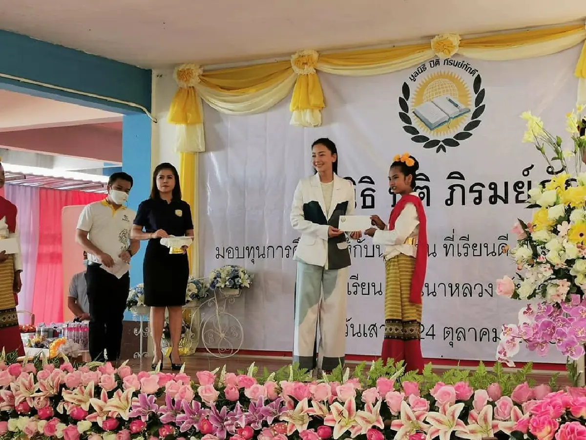 “นุ่น วรนุช-ต๊อด ปิติ” พากันทำบุญใหญ่ทอดกฐิน พร้อมเผยโมเมนต์หวานๆ มาให้ได้ชม