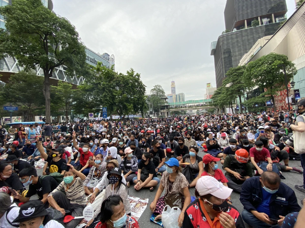 บรรยากาศม็อบยึดแยกราชประสงค์ชุมนุมไล่นายกฯ