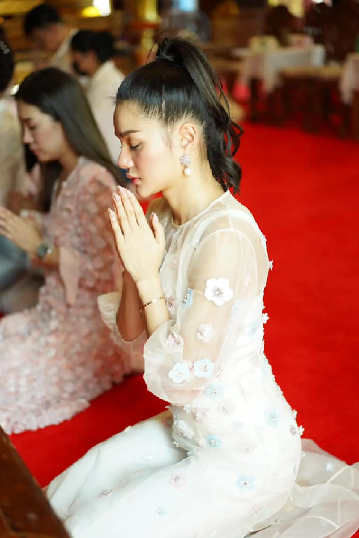 "ชมพู่ อารยา" พาลูกแฝดทำบุญอุทิศส่วนกุศลให้แก่ “คุณพ่อเจมส์” พร้อมเป็นเจ้าภาพถวายภัตตาหารเพล