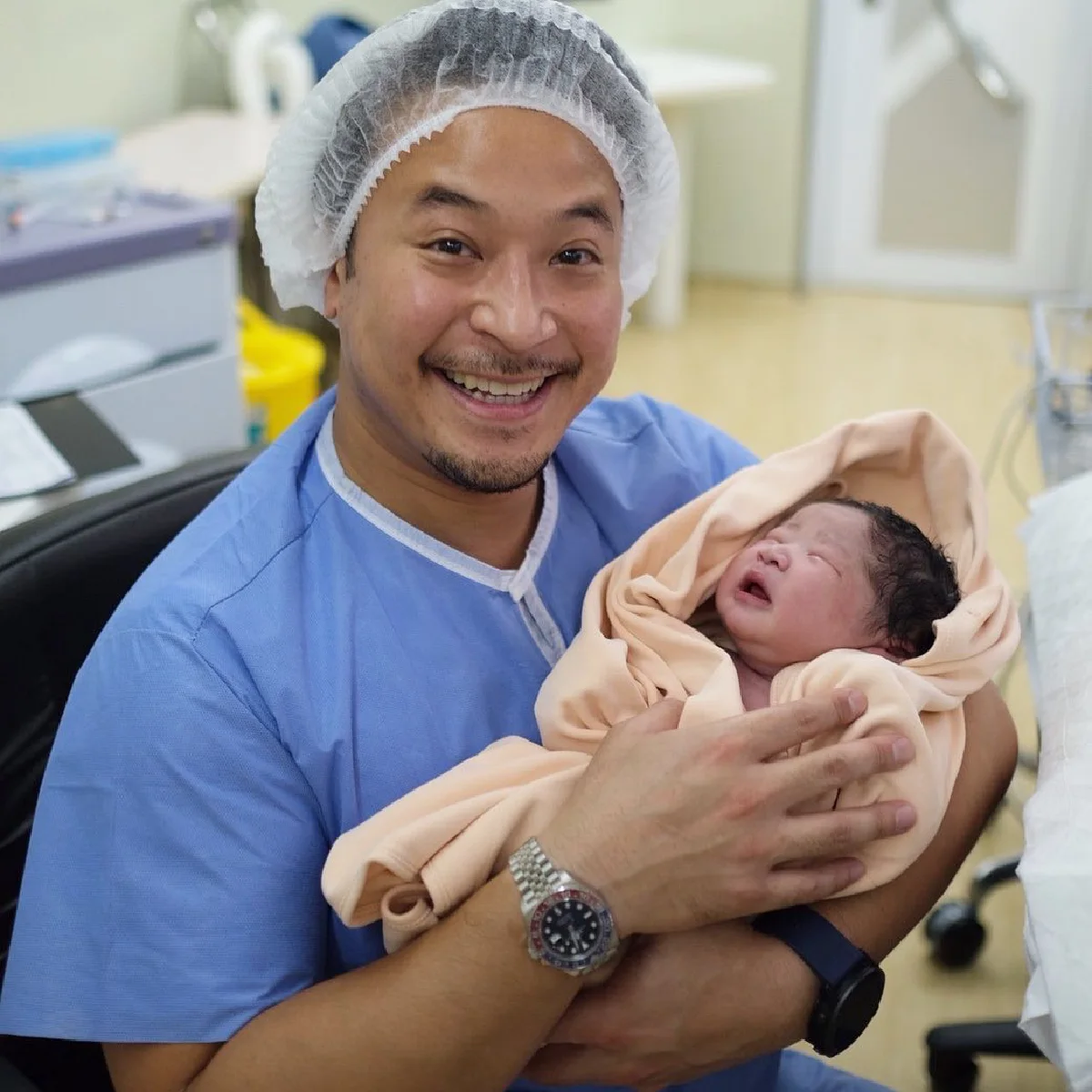 “มิค บรมวุฒิ” เฮลั่น! “เบนซ์ พรชิตา” คลอดลูกชายแล้ว พร้อมตั้งชื่อว่า “น้องเปรม”