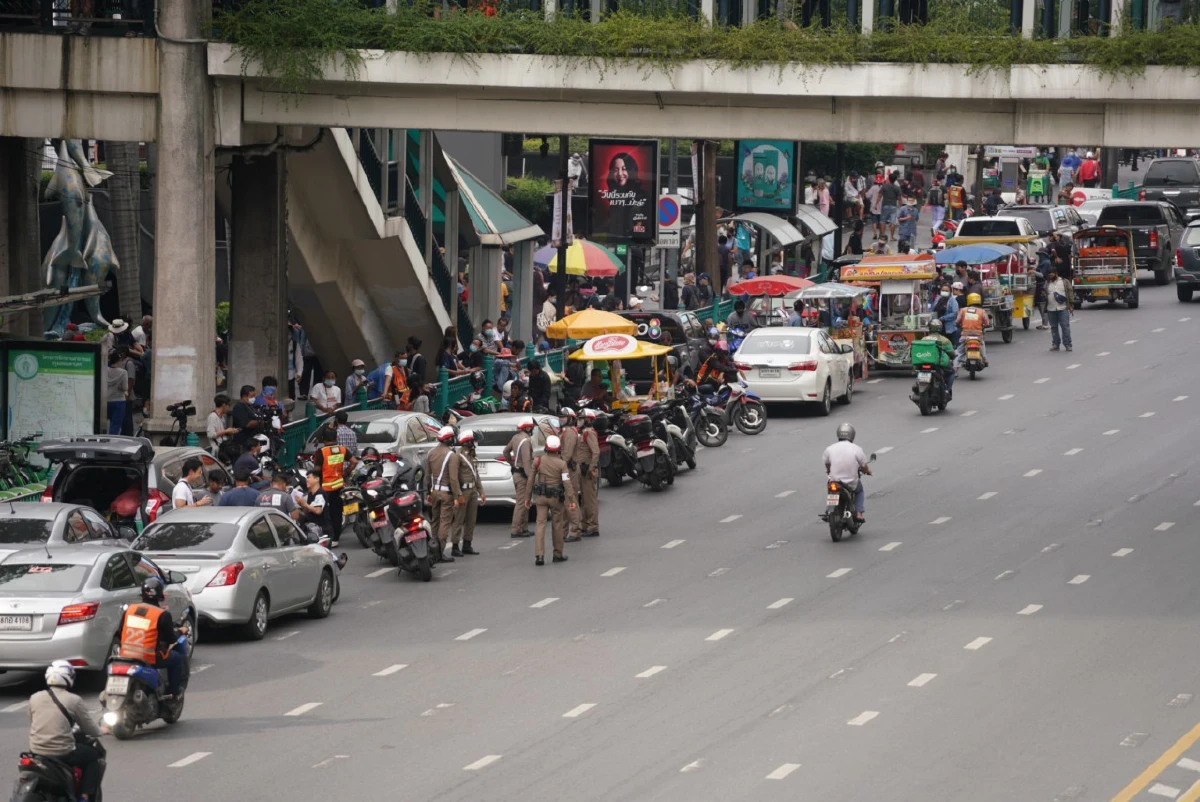 มวลชนเริ่มรวมตัวแยกราชประสงค์ตามนัดหมายของคณะราษฎร