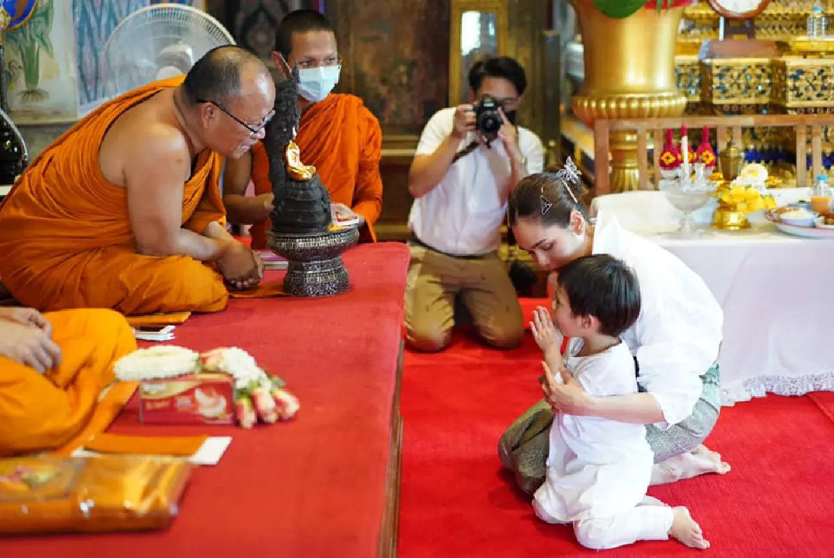 "ชมพู่ อารยา" พาลูกแฝดทำบุญอุทิศส่วนกุศลให้แก่ “คุณพ่อเจมส์” พร้อมเป็นเจ้าภาพถวายภัตตาหารเพล