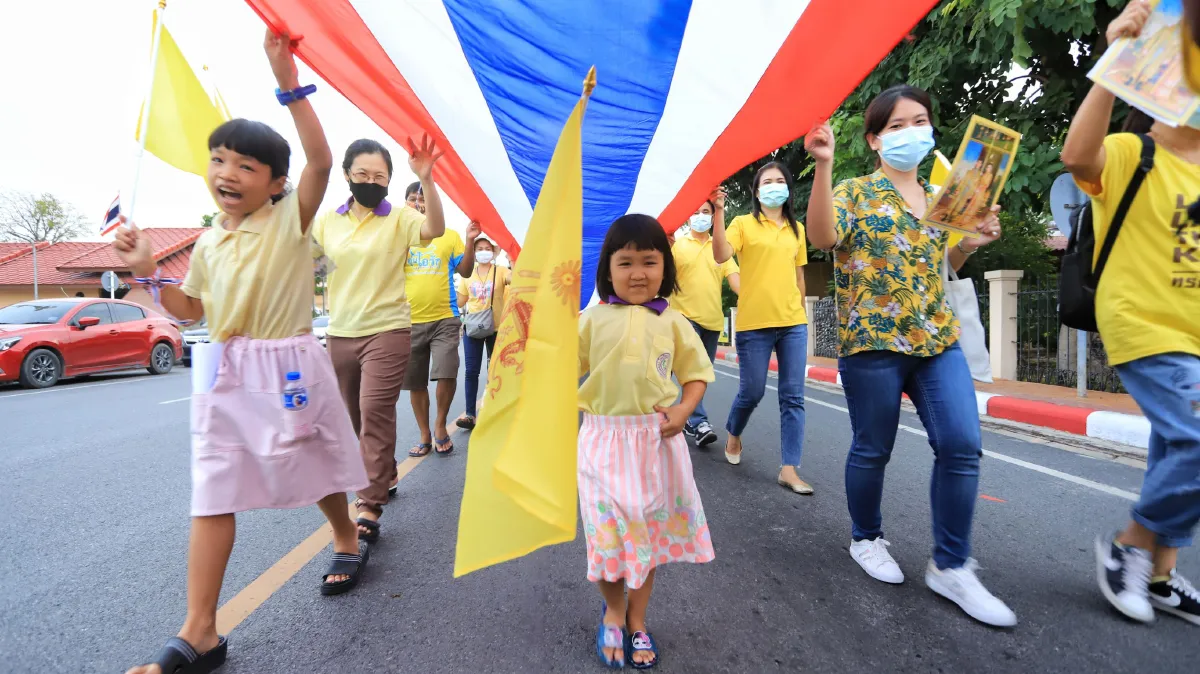 คนปทุมฯรวมตัวปกป้องสถาบันเดินขบวนถือธงชาติผืนใหญ่ไปรอบเมือง