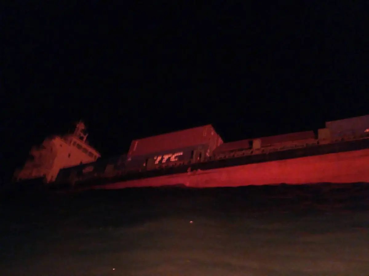 เรือบรรทุกตู้คอนเทนเนอร์ไม้ยางล่มหน้าทะเลไชยาลูกรือ10ชีวิตปลอดภัย