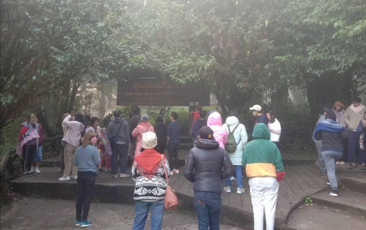 นักท่องเที่ยวไม่ผิดหวังบนยอดดอยหนาวสะท้านอุณภูมิเลขตัวเดียว