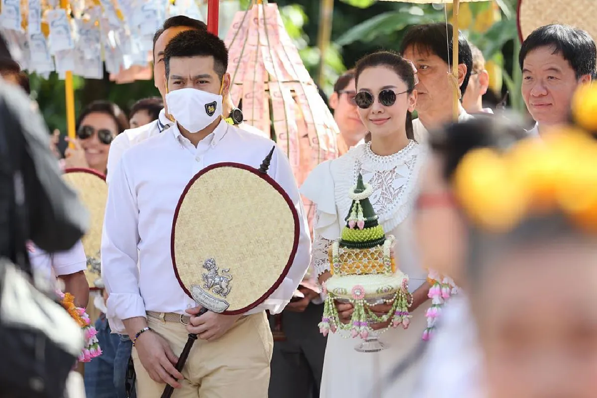 “นุ่น วรนุช-ต๊อด ปิติ” พากันทำบุญใหญ่ทอดกฐิน พร้อมเผยโมเมนต์หวานๆ มาให้ได้ชม