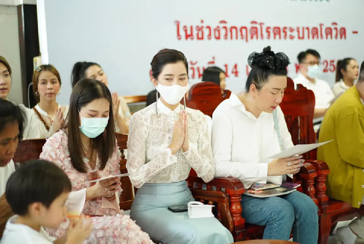 "ชมพู่ อารยา" พาลูกแฝดทำบุญอุทิศส่วนกุศลให้แก่ “คุณพ่อเจมส์” พร้อมเป็นเจ้าภาพถวายภัตตาหารเพล
