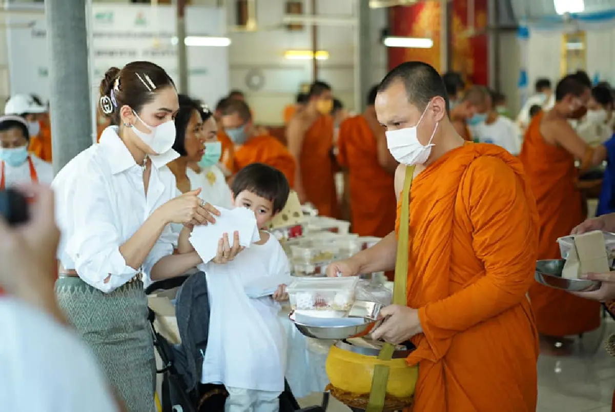 "ชมพู่ อารยา" พาลูกแฝดทำบุญอุทิศส่วนกุศลให้แก่ “คุณพ่อเจมส์” พร้อมเป็นเจ้าภาพถวายภัตตาหารเพล
