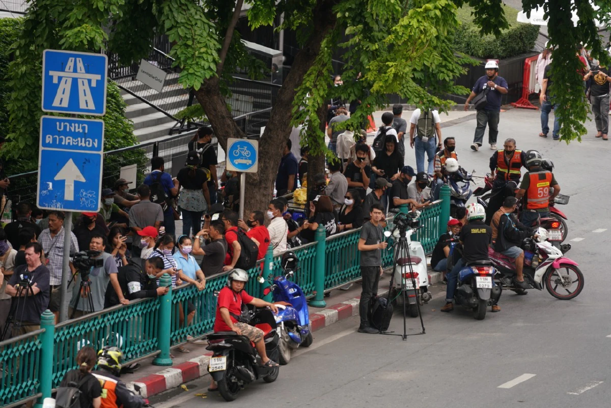 มวลชนเริ่มรวมตัวแยกราชประสงค์ตามนัดหมายของคณะราษฎร