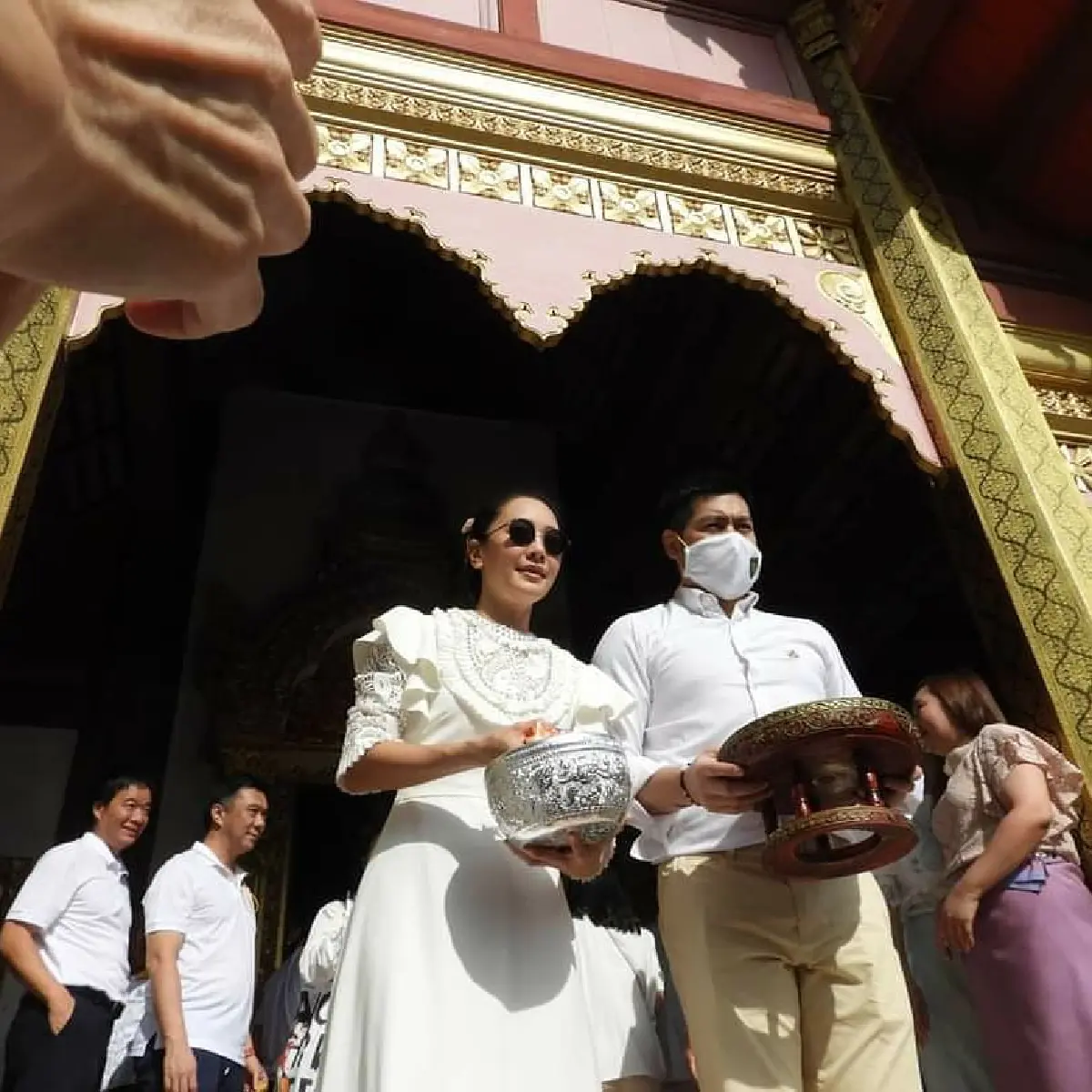 “นุ่น วรนุช-ต๊อด ปิติ” พากันทำบุญใหญ่ทอดกฐิน พร้อมเผยโมเมนต์หวานๆ มาให้ได้ชม