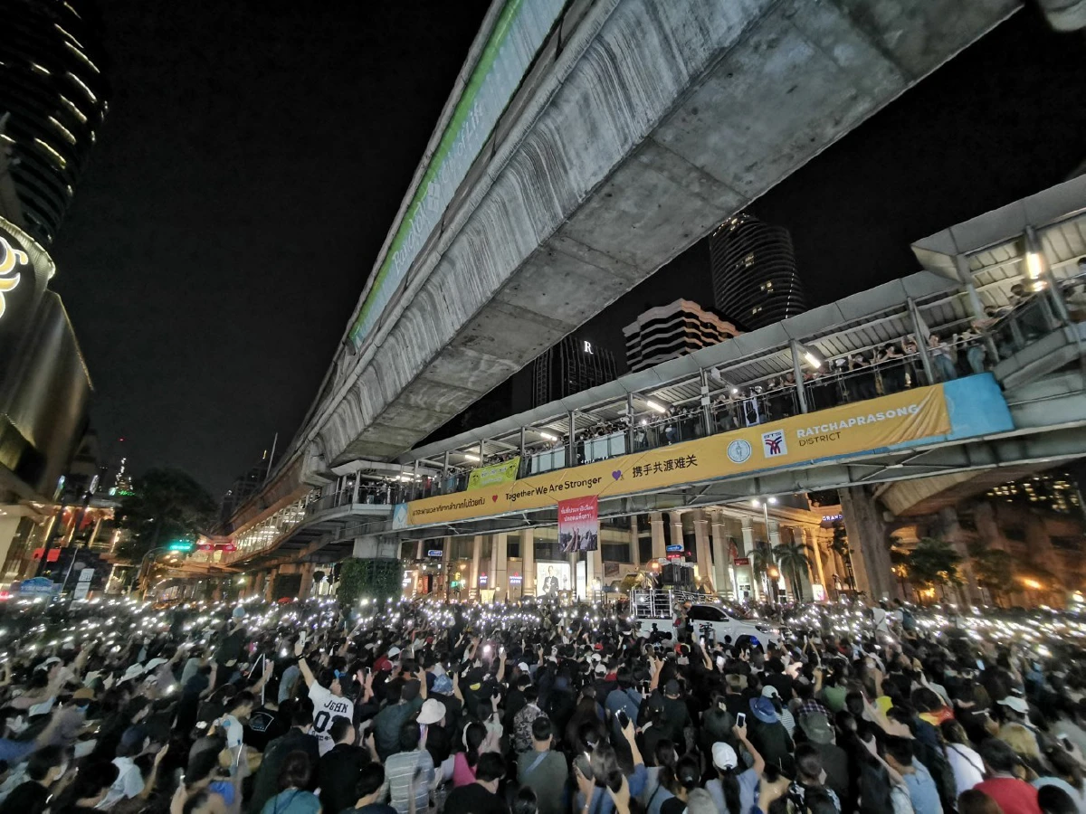ม็อบราชประสงค์ยุติชุมนุมแล้ว มวลชนร่วมเปิดไฟไล่ประยุทธ์