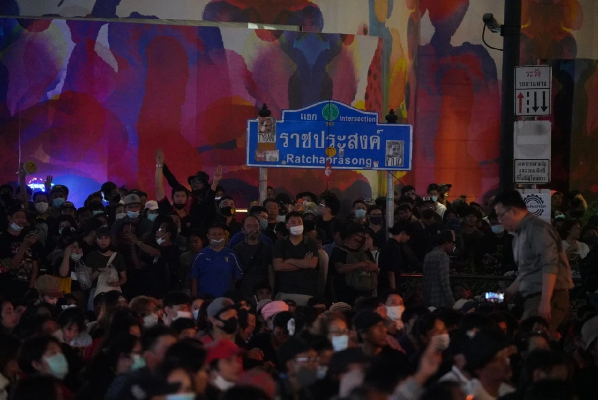 ม็อบราชประสงค์ยุติชุมนุมแล้ว มวลชนร่วมเปิดไฟไล่ประยุทธ์