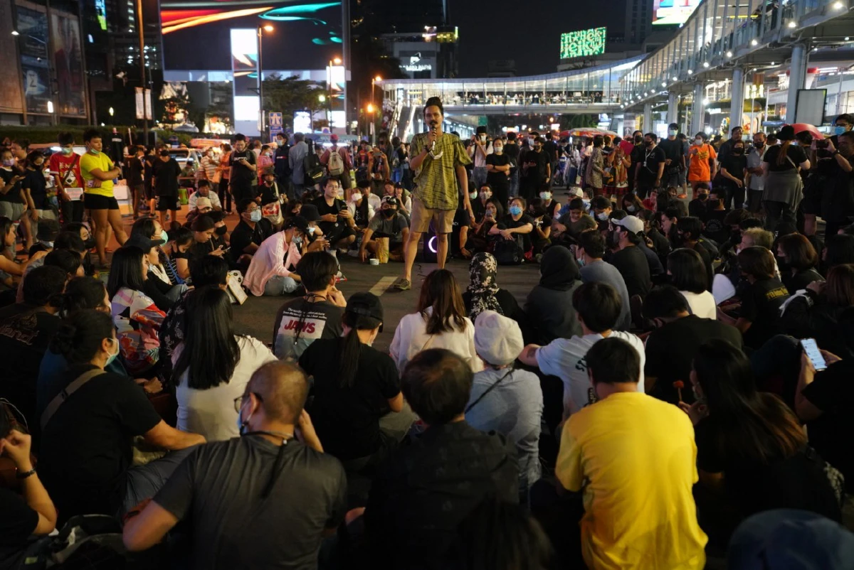 บรรยากาศม็อบชุมนุมขับไล่"บิ๊กตู่"กระหึ่มราชประสงค์ 