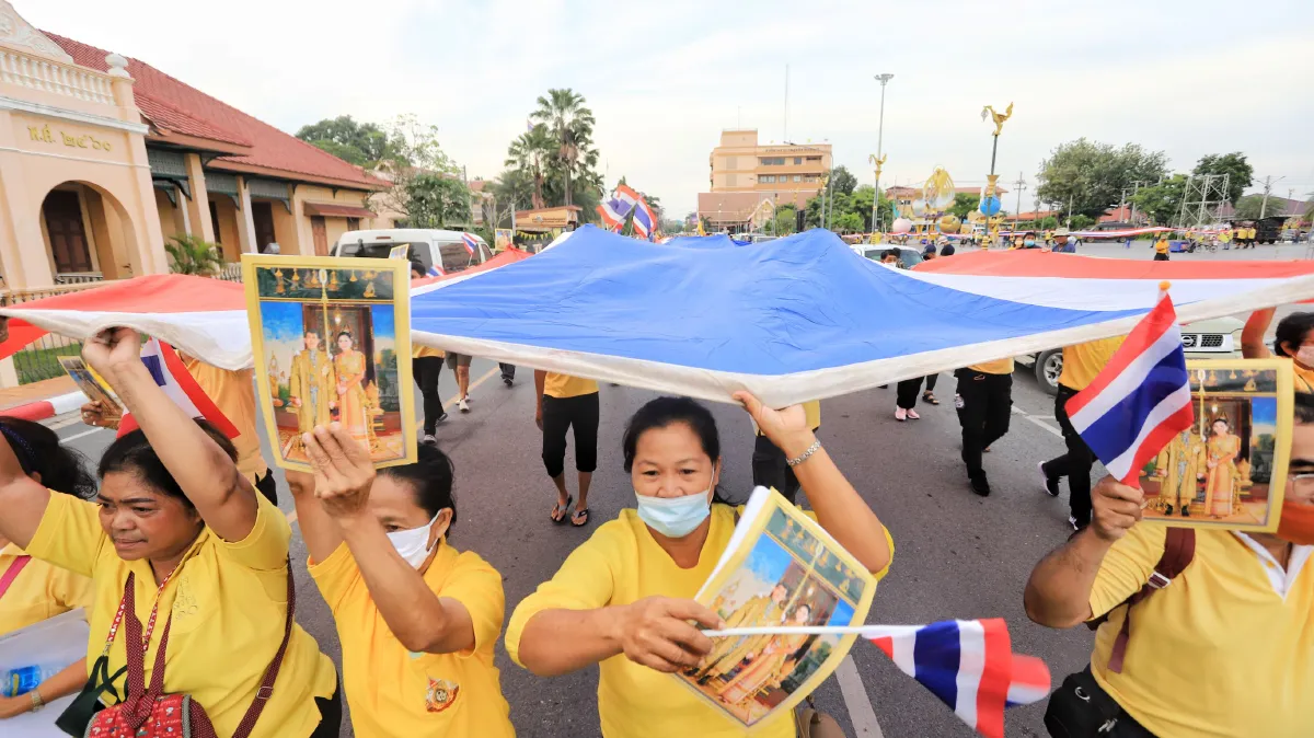 คนปทุมฯรวมตัวปกป้องสถาบันเดินขบวนถือธงชาติผืนใหญ่ไปรอบเมือง