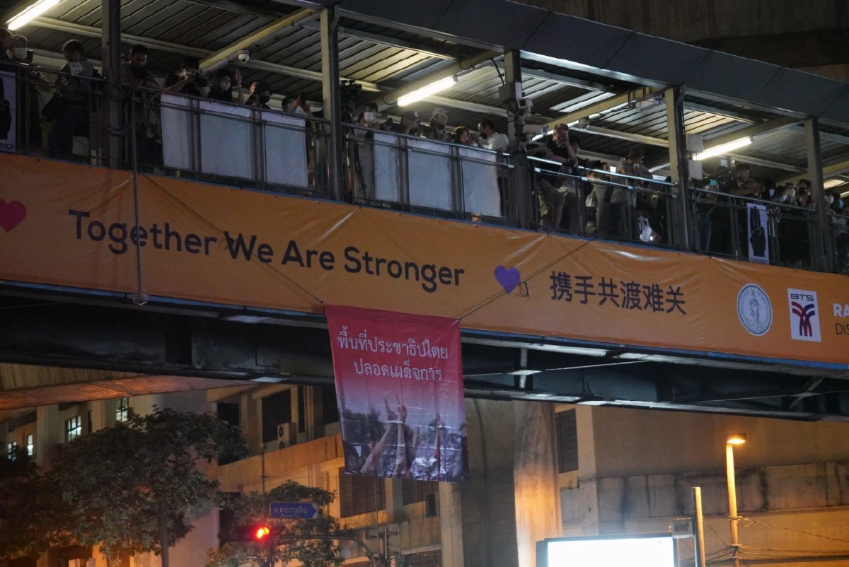 บรรยากาศม็อบชุมนุมขับไล่"บิ๊กตู่"กระหึ่มราชประสงค์ 