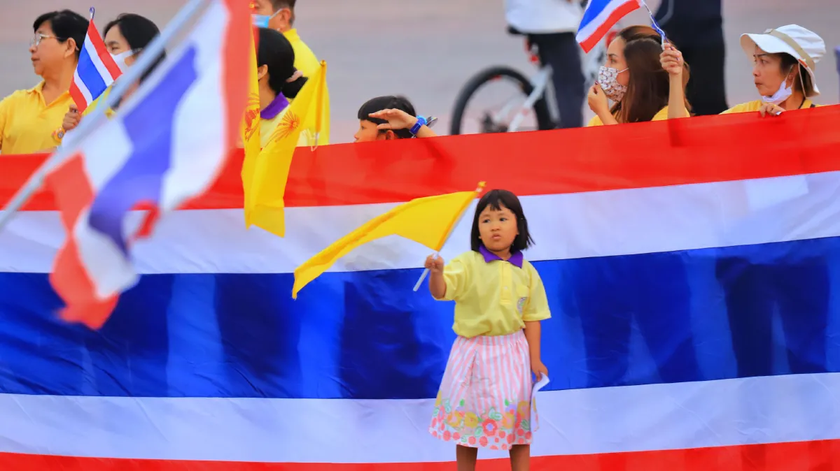 คนปทุมฯรวมตัวปกป้องสถาบันเดินขบวนถือธงชาติผืนใหญ่ไปรอบเมือง